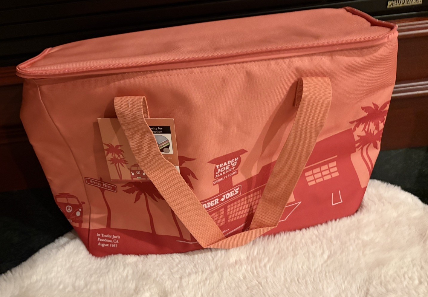 NWT Trader Joe Large Peach Reusable Inssllated Shopping Bag 8 Gallon with zip