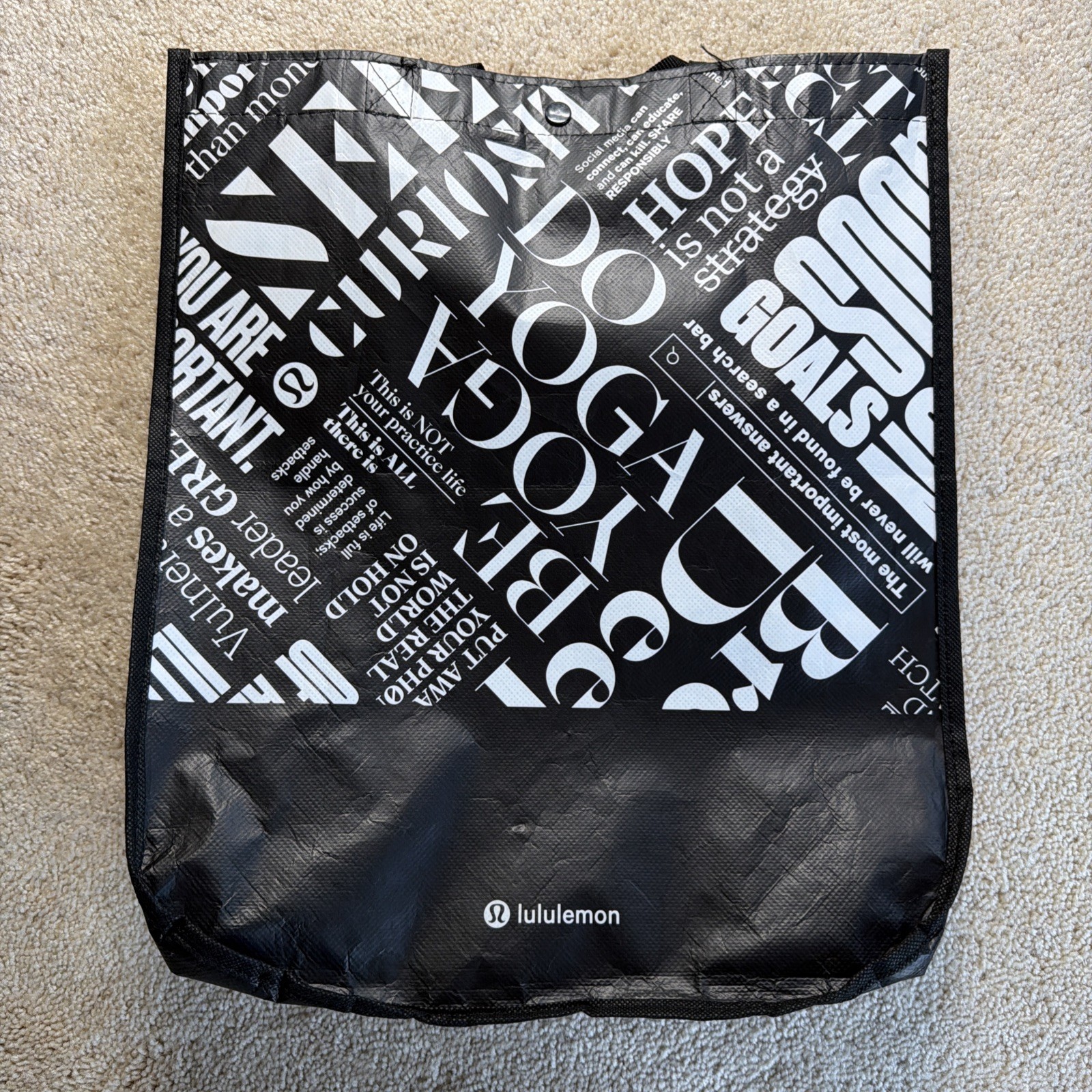 Lululemon Reusable Bags – Set of 4 Small Logo Lunch Tote Bags + 1 Medium Bag