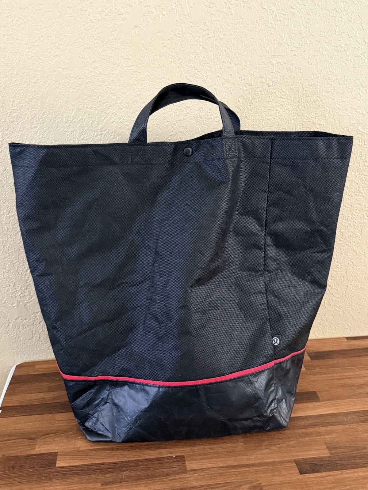Lululemon Reusable Shopping Bag Tote Extra Large Black W Red Line Snap Closure
