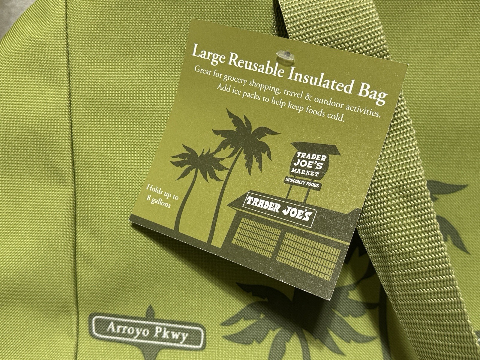 NWT Trader Joe’s Large Reusable Insulated Tote Bag – 8 Gallon – Zippered