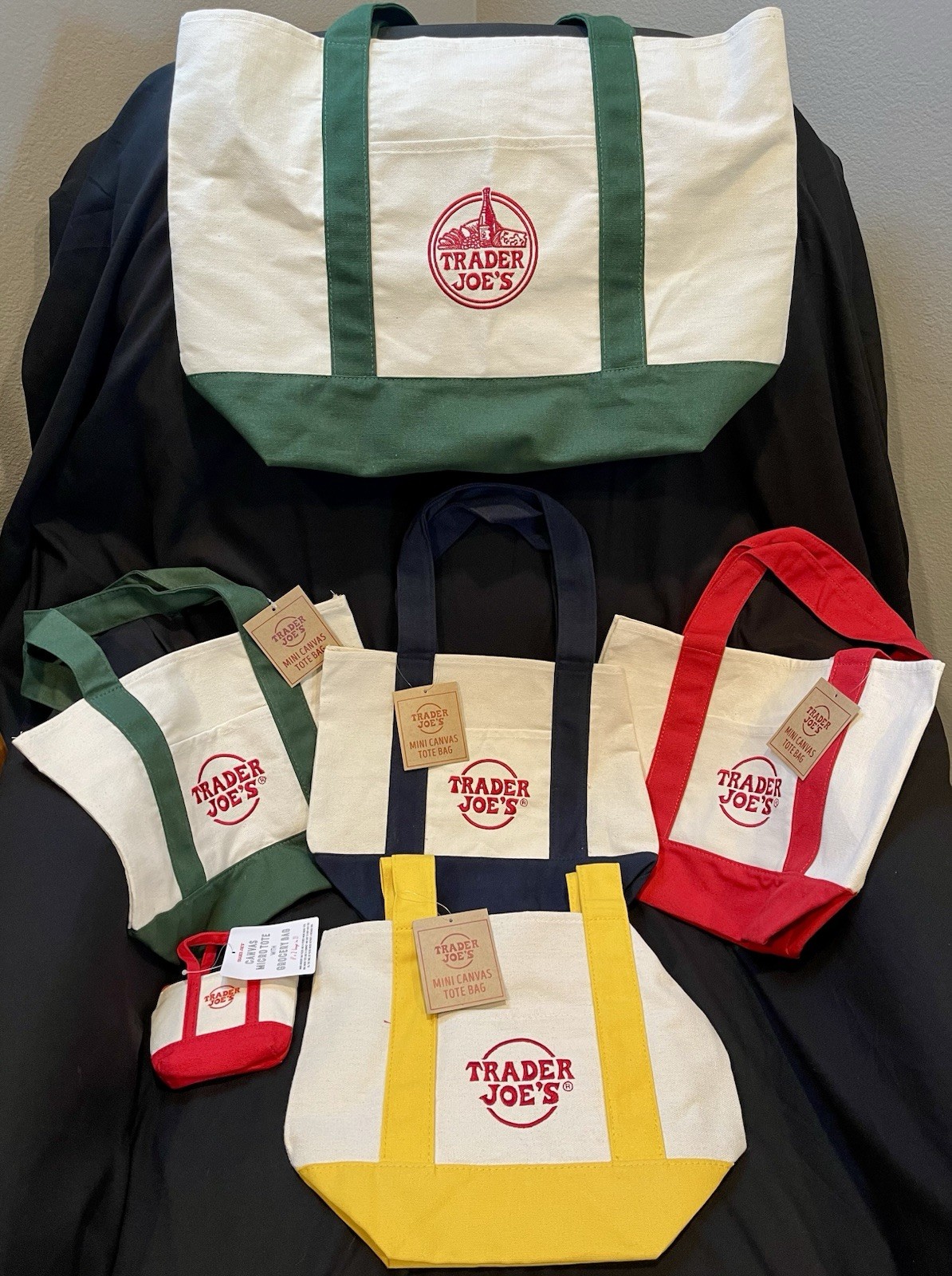 Trader Joe’s 2025 Christmas Deluxe Tote Set Of 6 Limited Edition Canvas Bags