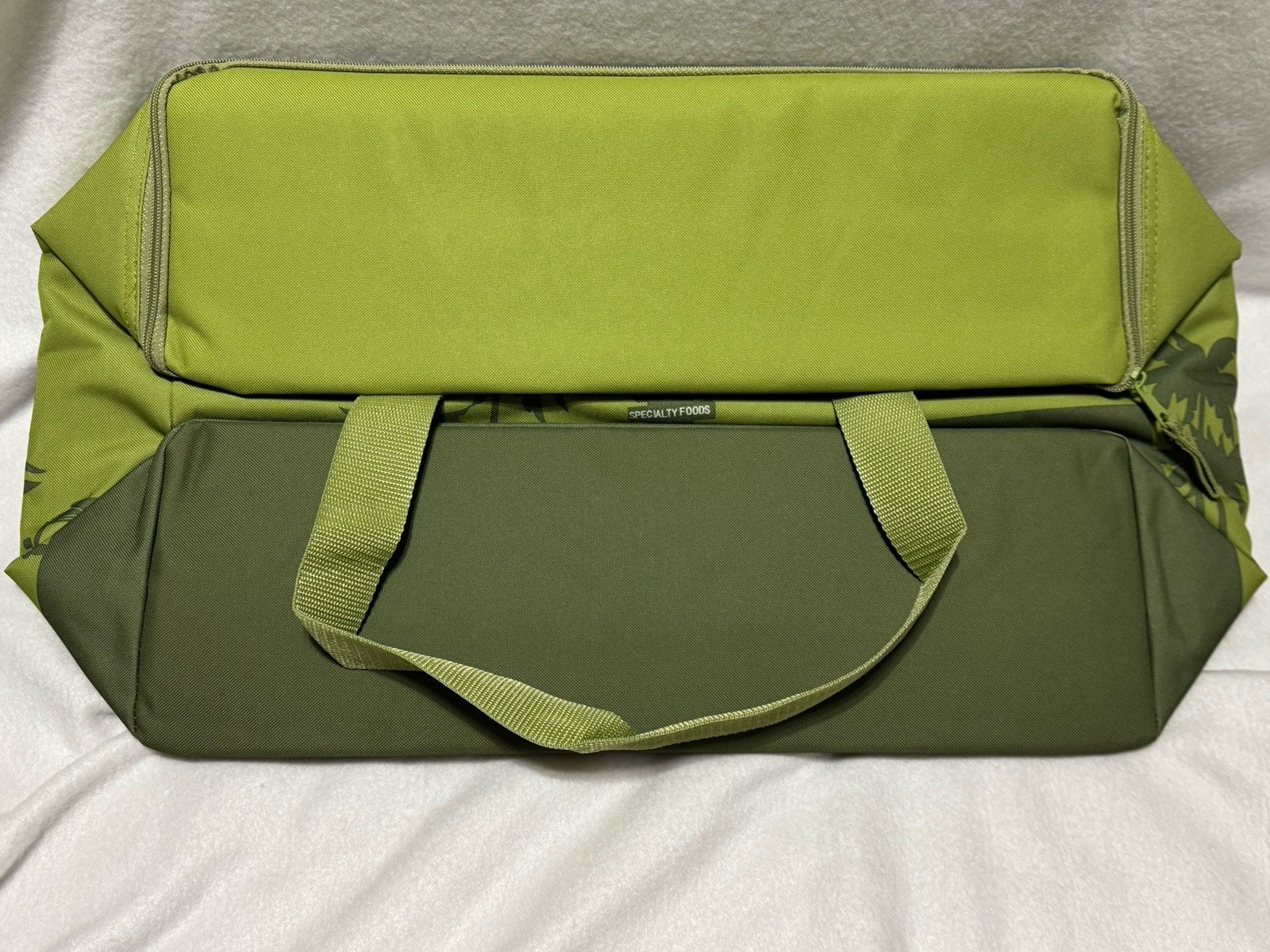 NWT Trader Joe’s Large Reusable Insulated Tote Bag – 8 Gallon – Zippered