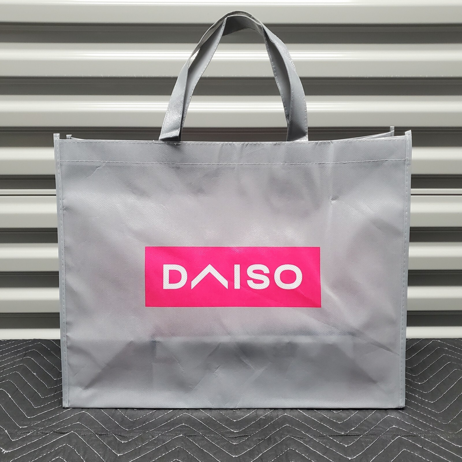 Daiso Gray Gloss & Pink Medium Grocery Shopping Tote Reusable Bag 19x15x8″ BNWT