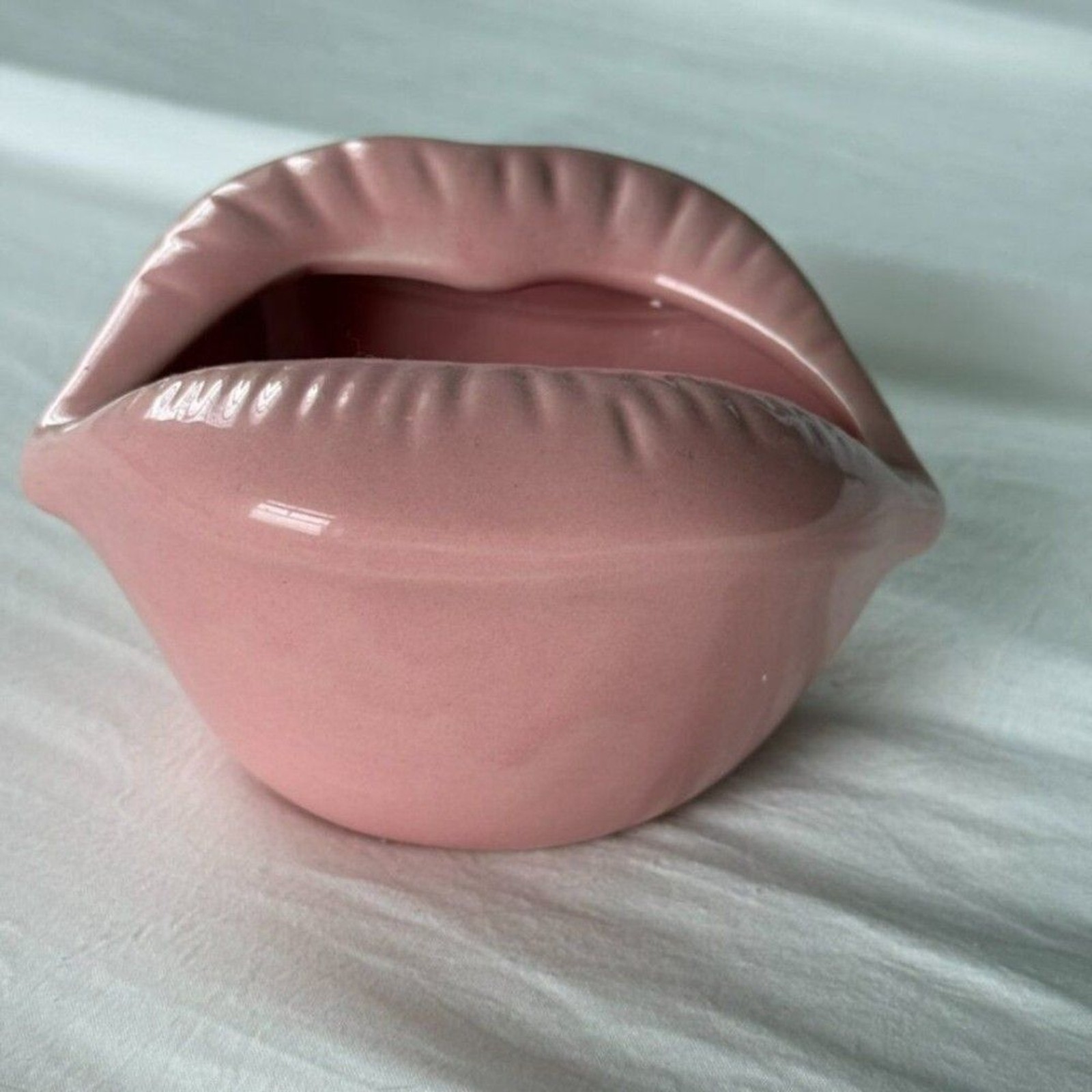 Pink lips decorative plate