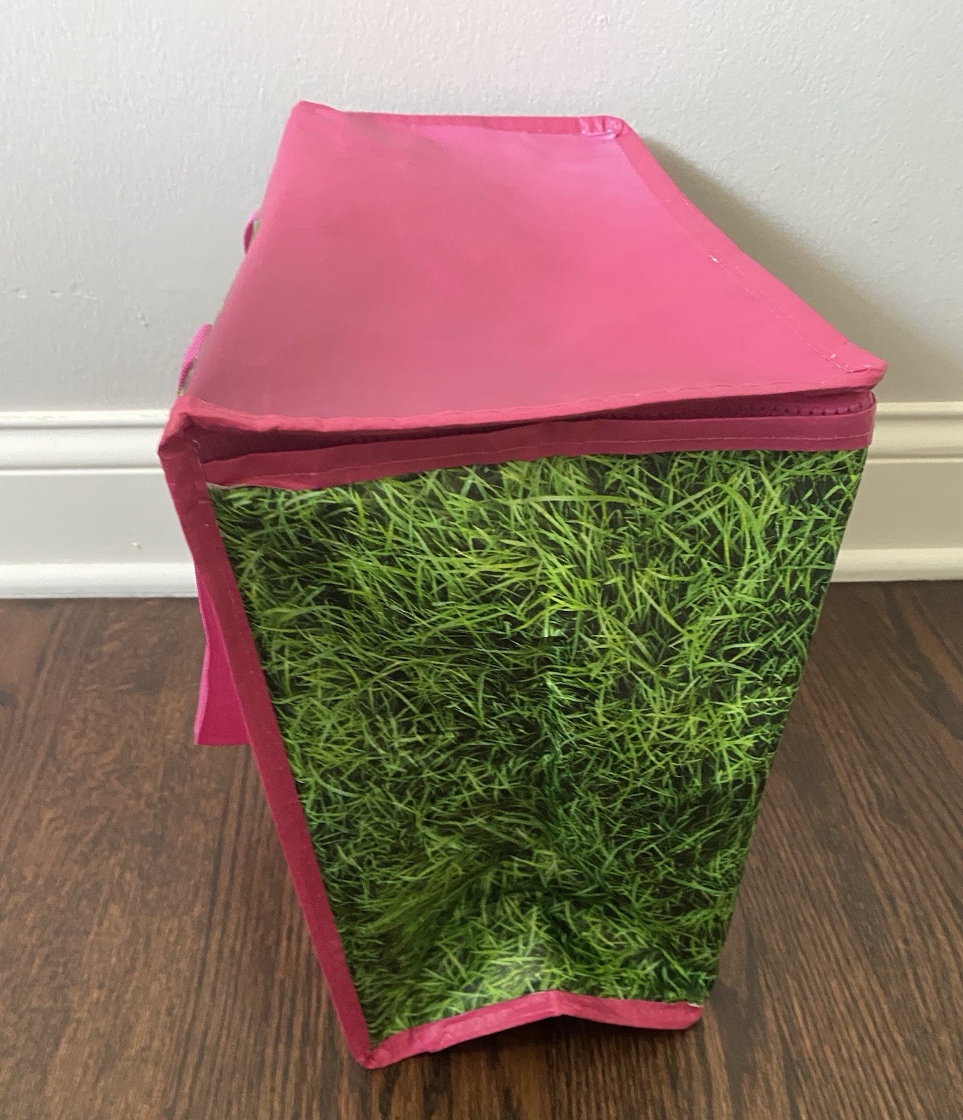 T-Mobile Insulated Reusable Shopping Tote Bag with Zipper Outdoor Grass Design