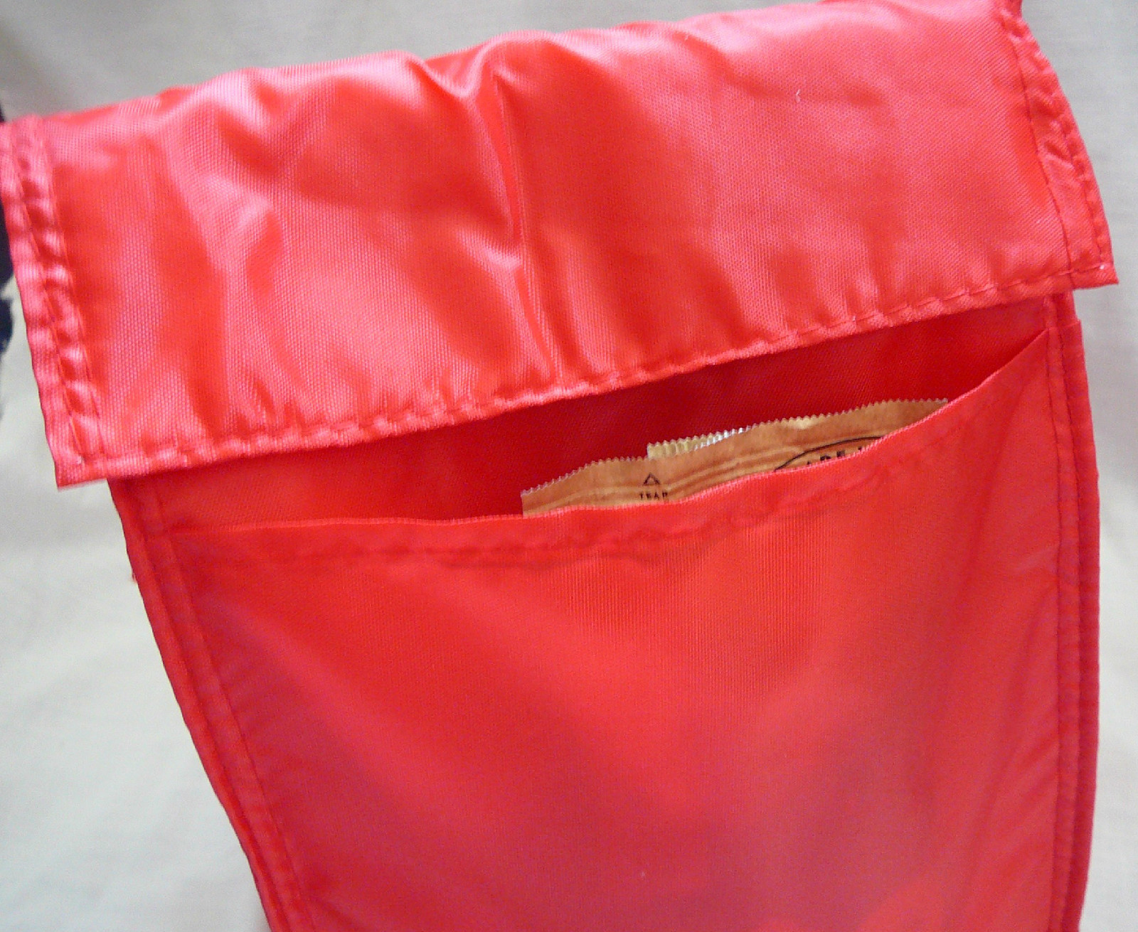 LUNCH BAG Reusable Insulated – SOLID RED – Tab Closure – Front Pocket – Handle